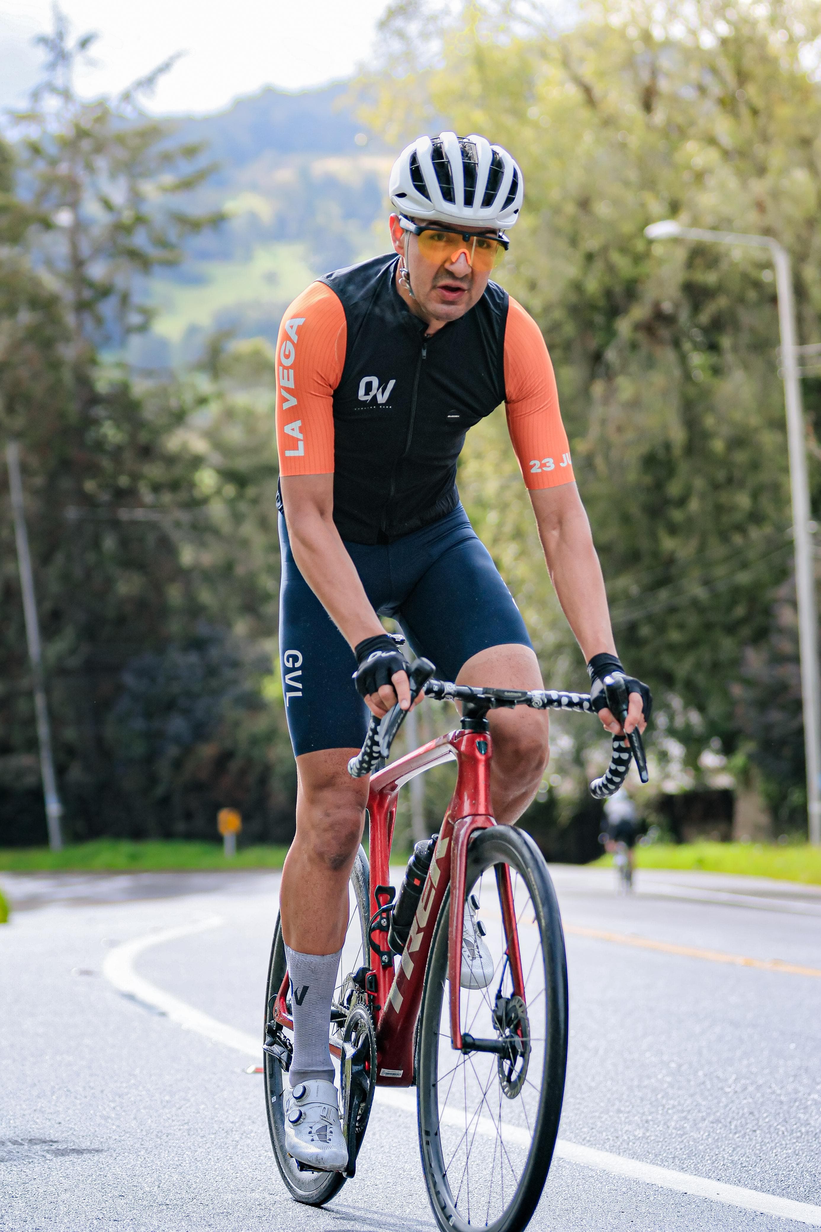 Ciclista con gafas deportivas AXIS en carretera